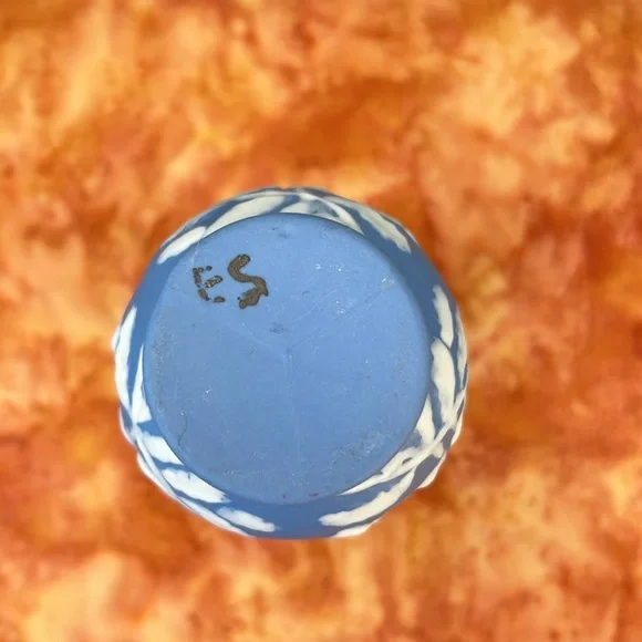 Handmade Blue and White Floral Small Vase - Picture 6 of 9